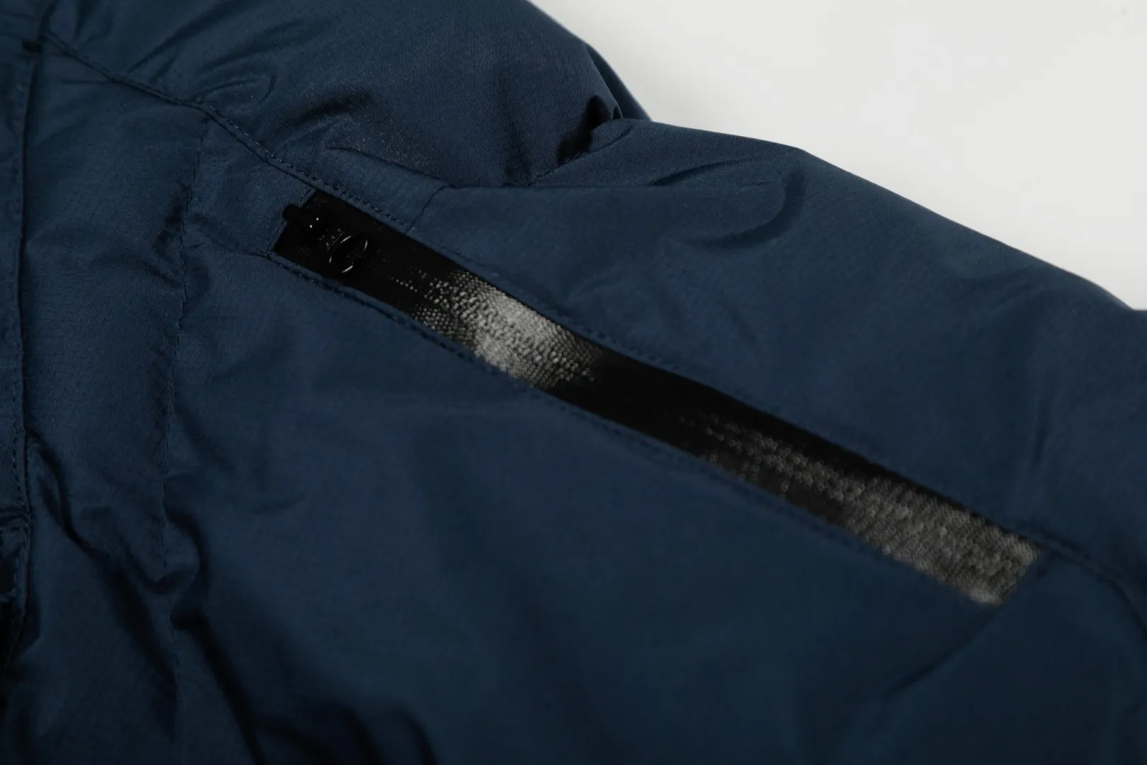 P720 Top quality" Style number: 9004# [Ralph Lauren winter basic classic embroidered men's and women's couple's same style hooded down jacket] ✅Ralph Lauren American retro arm zipper high version top-level down filling winter down jacket ✅100% high-quality white duck down, high version top-level down filling ✅Double-layer inner velvet to strictly prevent velvet running ✅Built-in adjustable drawstring, windproof and cold-proof, considerate and in place ✅Original version The maximum size can be worn up to 200 pounds. Loose and comfortable, no pressure. ✅Same style for male and female couples. Recommended OOTD outfits in winter~ Size: S-XL Color: Black White Khaki Navy Blue Light Blue